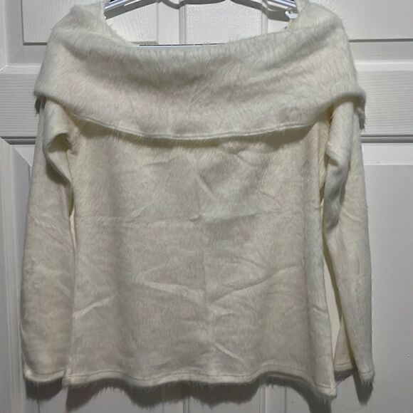 Sweaters - Off shoulder sweater